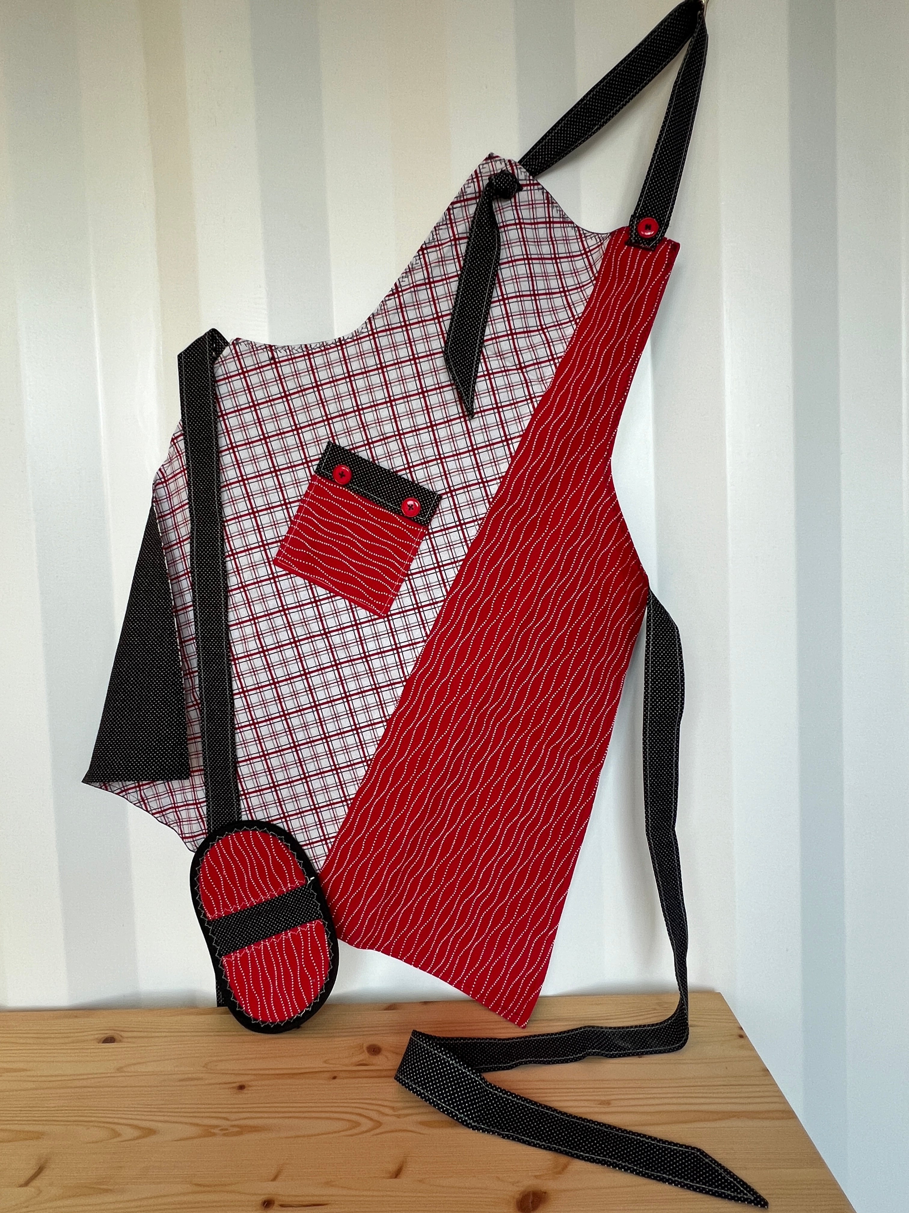 Buy full-length-red-with-black-lining Valentine Cheerful Apron